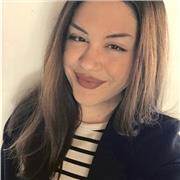 Je suis professeure particulière en anglais. Je donne des cours aux enfants aux étudiants et aux adultes